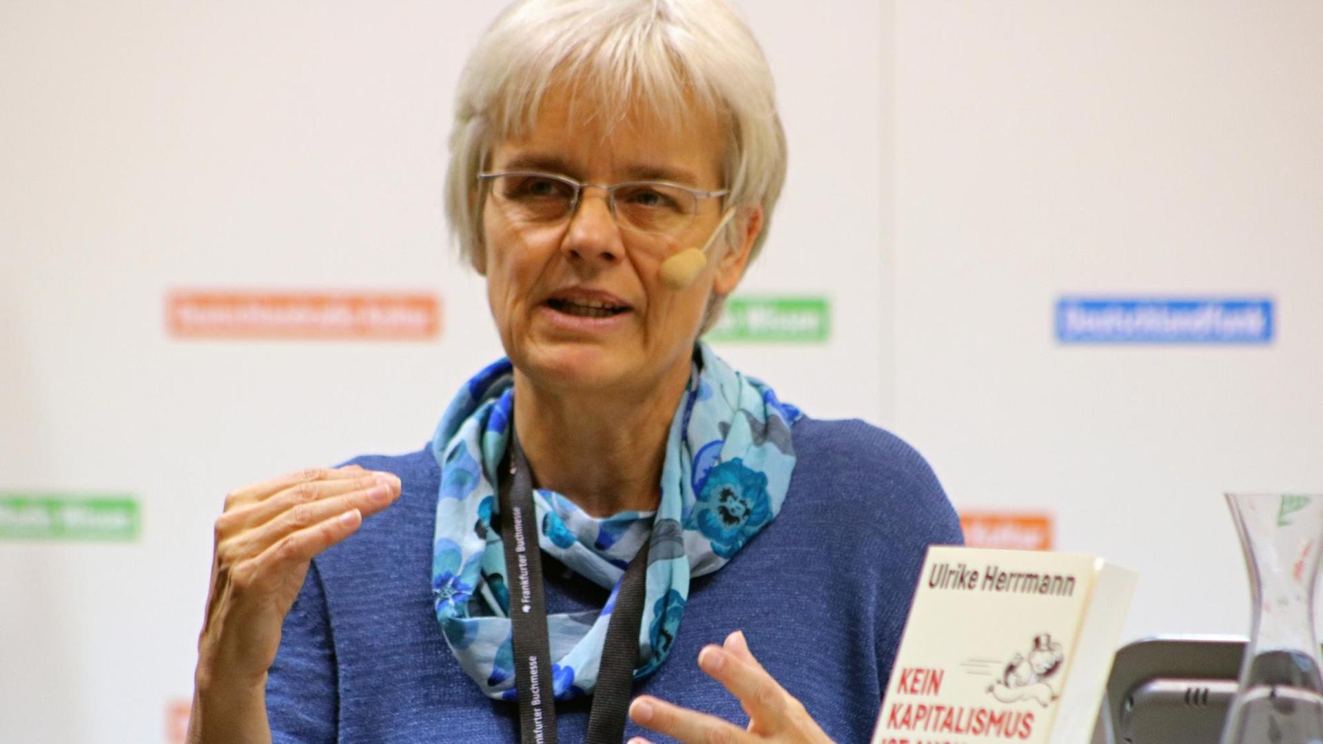 Die Autorin Ulrike Herrmann auf der Frankfurter Buchmesse. Die Autorin Ulrike Herrmann auf der Frankfurter Buchmesse.