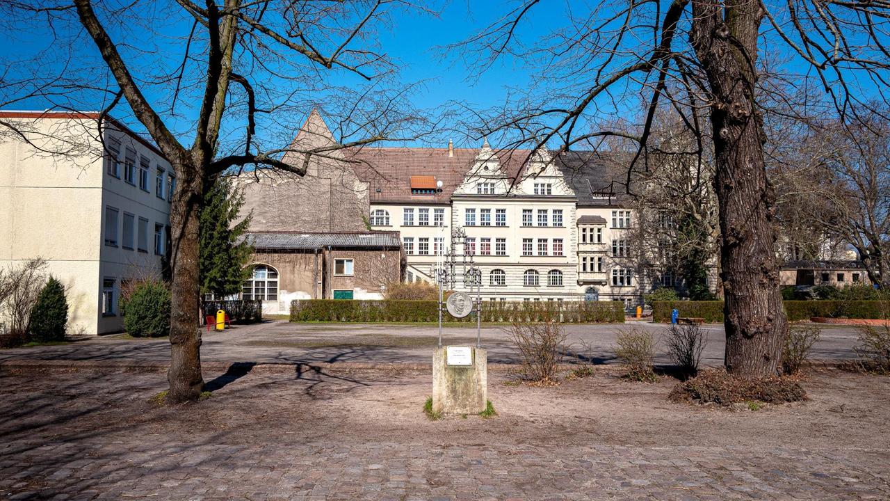 Wegen der Corona-Pandemie bleibt der Schulhof der Franz List Schule in Berlin leer