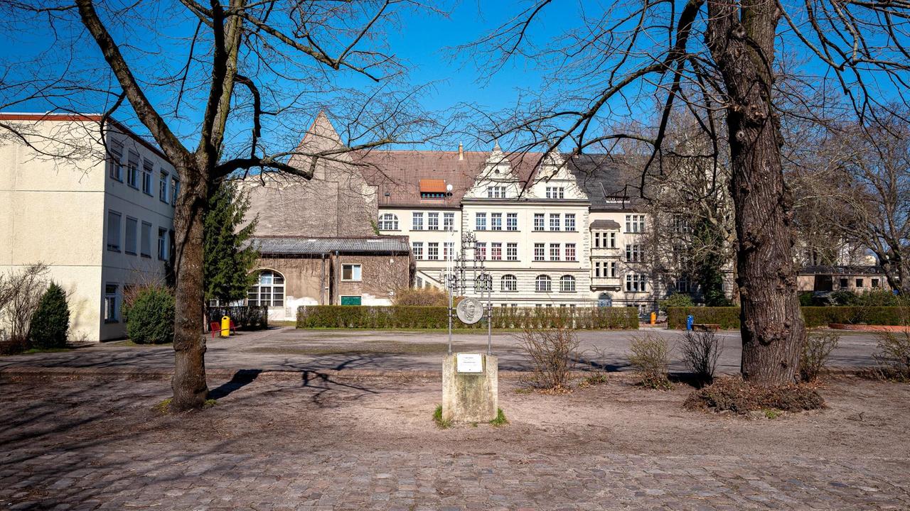 Wegen der Corona-Pandemie bleibt der Schulhof der Franz List Schule in Berlin leer Wegen der Corona-Pandemie bleibt der Schulhof der Franz List Schule in Berlin leer
