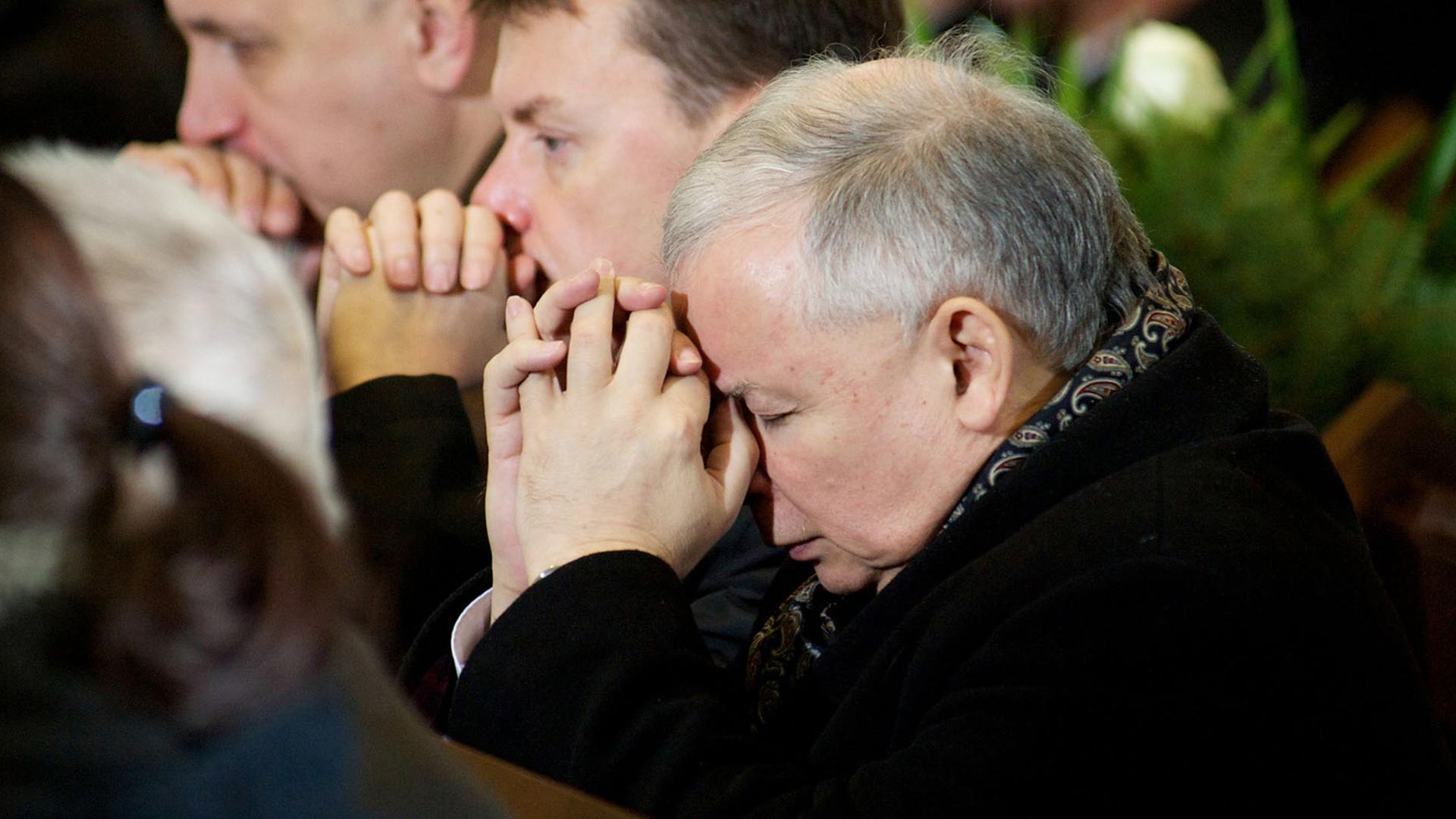 Jarosław Kaczyński, Vorsitzender der polnischen Partei Recht und Gerechtigkeit, beim Gebet in einer Kirche; Aufnahme vom Oktober 2010 Jarosław Kaczyński, Vorsitzender der polnischen Partei Recht und Gerechtigkeit, beim Gebet in einer Kirche; Aufnahme vom Oktober 2010