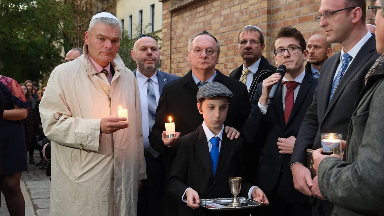 Nach dem Anschlag kamen viele Einwohner zum Gedenken und um mit der jüdischen Gemeinde den Beginn des Sabbat zu feiern.Unter ihnen Innenminister von Sachsen-Anhalt Holger Stahlknecht, Gemeindevorsteher Max Privorozki und sowie Ministerpräsident Reiner Haseloff. Nach dem Anschlag kamen viele Einwohner zum Gedenken und um mit der jüdischen Gemeinde den Beginn des Sabbat zu feiern.Unter ihnen Innenminister von Sachsen-Anhalt Holger Stahlknecht, Gemeindevorsteher Max Privorozki und sowie Ministerpräsident Reiner Haseloff.