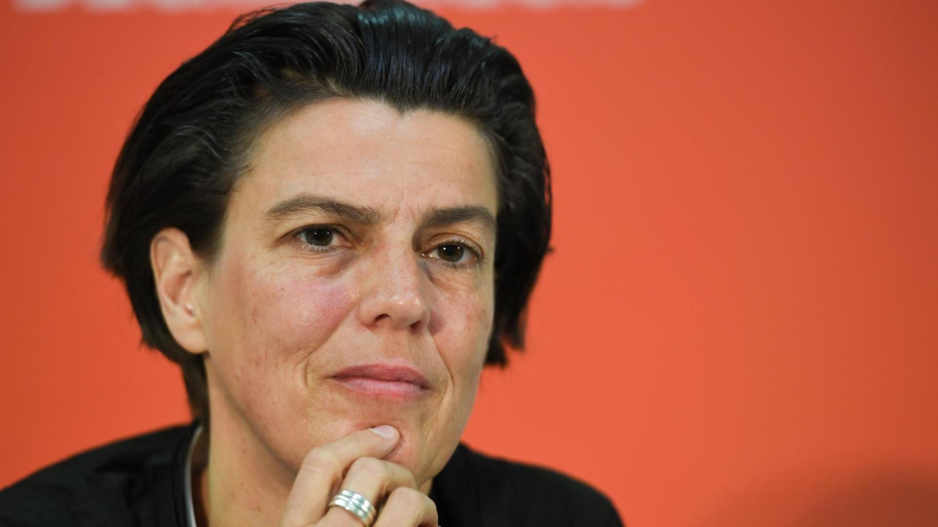 Die Publizistin und Philosophin Carolin Emcke blickt am 21.10.2016 während einer Pressekonferenz auf der Buchmesse in Frankfurt am Main (Hessen) in die Runde. Am 23.10.2016 wird sie in der Frankfurter Paulskirche mit dem Friedenspreis des Deutschen Buchhandels ausgezeichnet. Die Publizistin und Philosophin Carolin Emcke blickt am 21.10.2016 während einer Pressekonferenz auf der Buchmesse in Frankfurt am Main (Hessen) in die Runde. Am 23.10.2016 wird sie in der Frankfurter Paulskirche mit dem Friedenspreis des Deutschen Buchhandels ausgezeichnet.