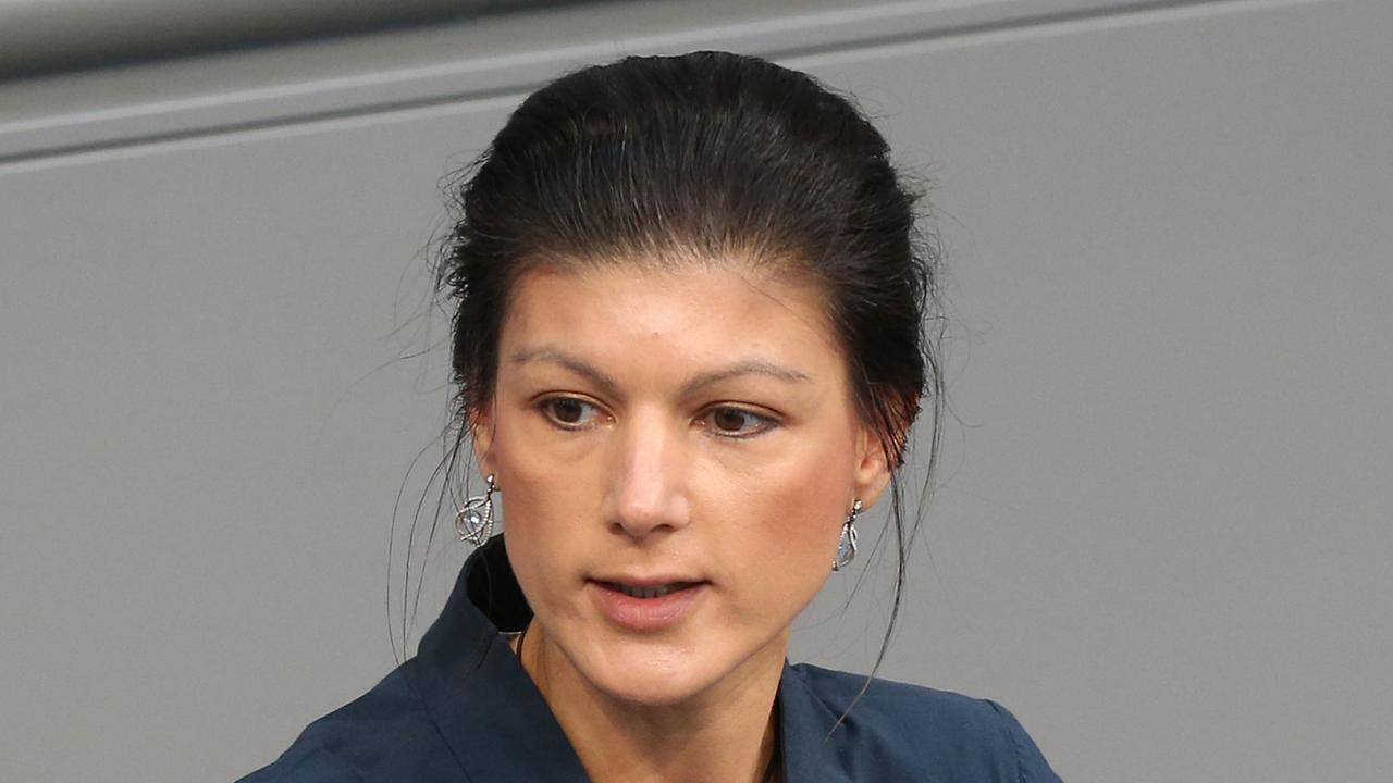 Großaufnahme von Sahra Wagenknecht während einer Rede im Bundestag im Februar 2013. Großaufnahme von Sahra Wagenknecht während einer Rede im Bundestag im Februar 2013.