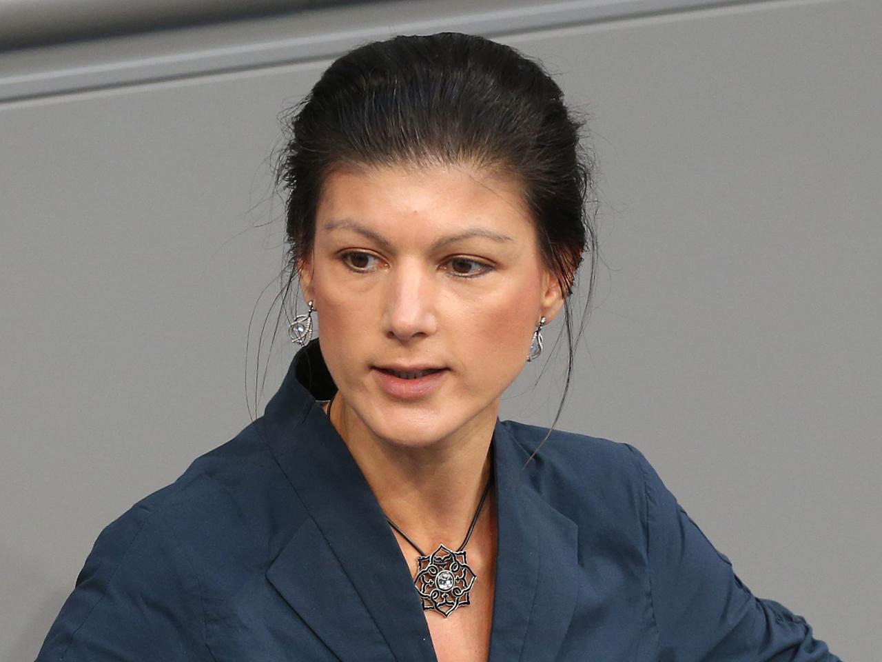 Großaufnahme von Sahra Wagenknecht während einer Rede im Bundestag im Februar 2013.