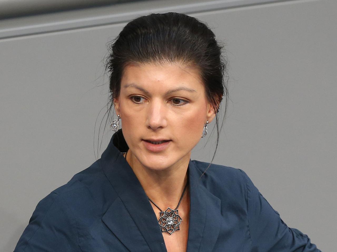 Großaufnahme von Sahra Wagenknecht während einer Rede im Bundestag im Februar 2013. Großaufnahme von Sahra Wagenknecht während einer Rede im Bundestag im Februar 2013.