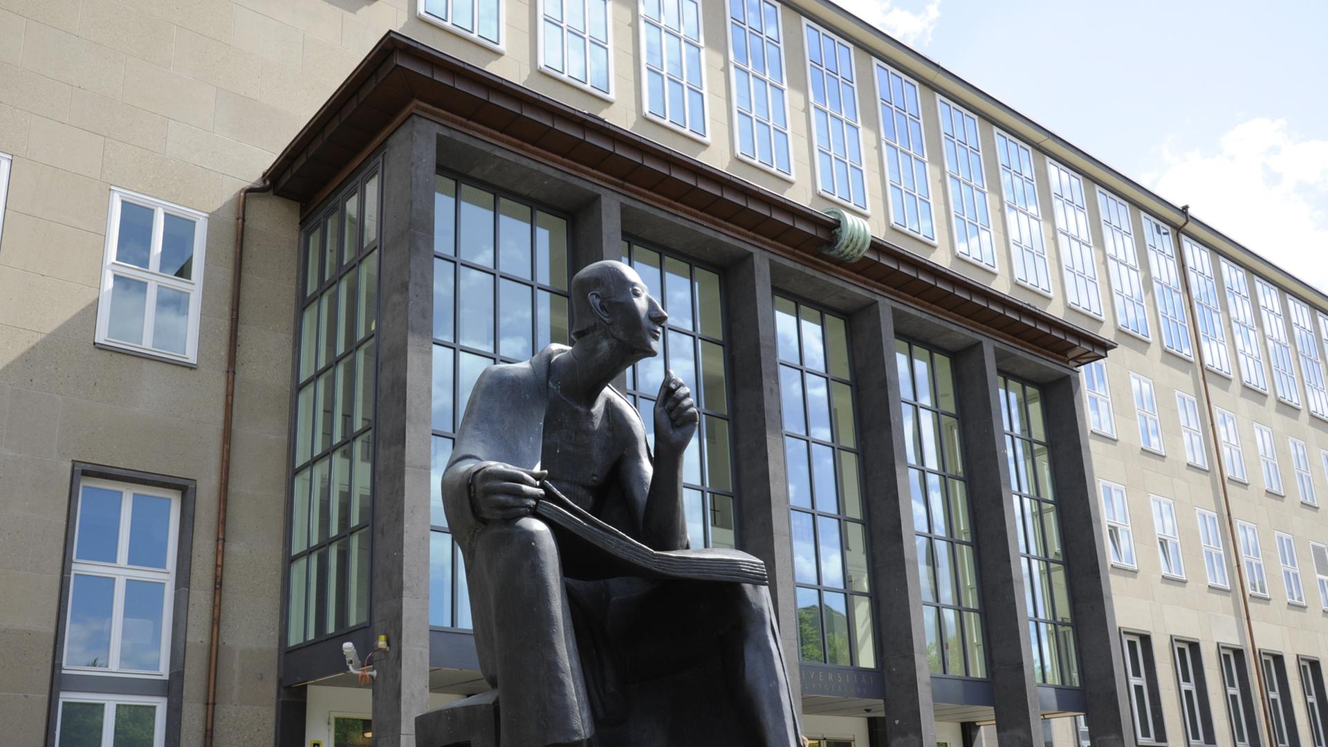 Statue des sitzenden Albertus Magnus vor dem Hauptgebäude der Universität zu Köln. Statue des sitzenden Albertus Magnus vor dem Hauptgebäude der Universität zu Köln.