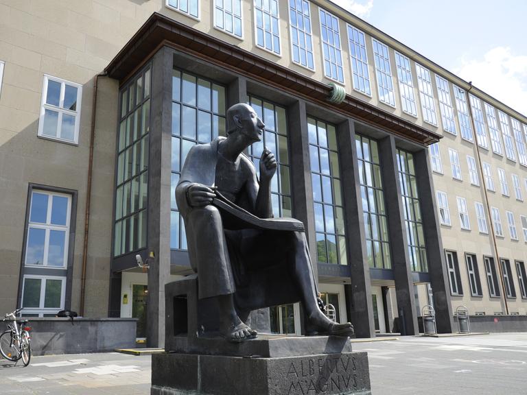 Statue des sitzenden Albertus Magnus vor dem Hauptgebäude der Universität zu Köln.