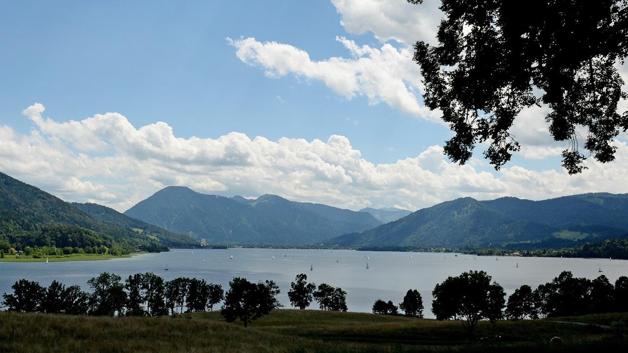 Segler sind am 30.07.2016 in der Nähe von Gmund (Bayern) auf dem Tegernsee unterwegs Segler sind am 30.07.2016 in der Nähe von Gmund (Bayern) auf dem Tegernsee unterwegs