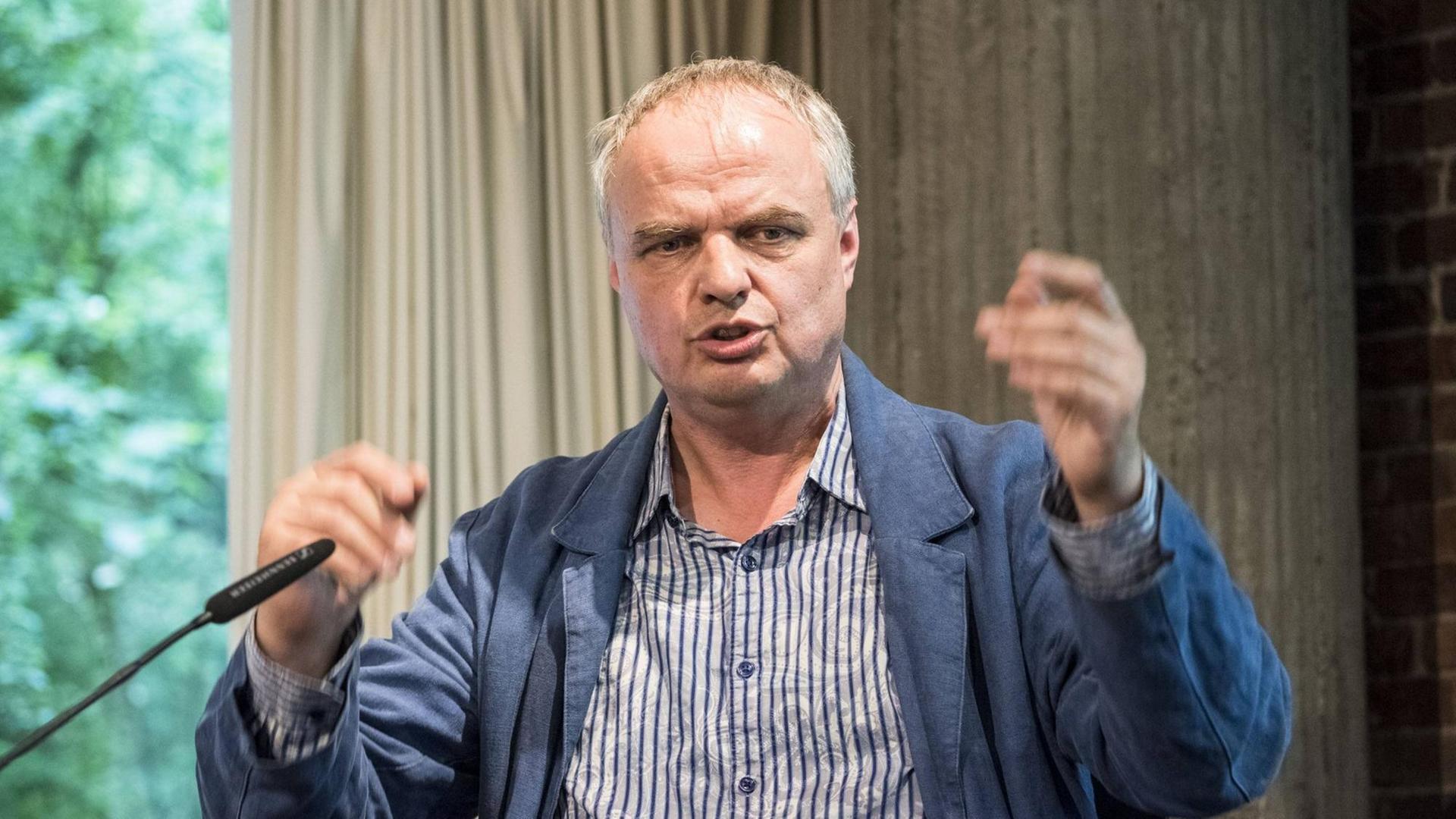 Der Schauspieler und Regisseur Leopold von Verschuer spricht bei dem 16. Poesiefestival Berlin. Der Schauspieler und Regisseur Leopold von Verschuer spricht bei dem 16. Poesiefestival Berlin.