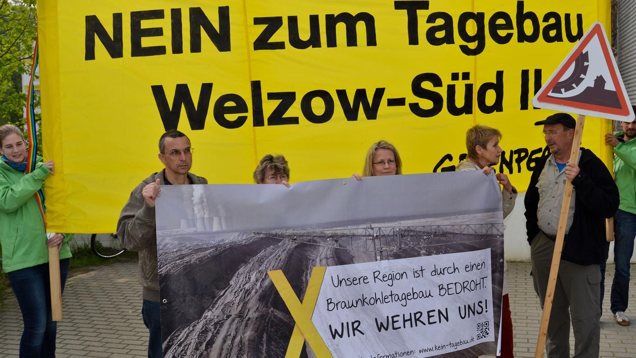 Braunkohlegegner und Greenpeace-Aktivisten protestieren mit einem Transparent mit der Aufschrift "Kein Plan für die Zukunft - Nein zum Tagebau Welzow-Süd II".