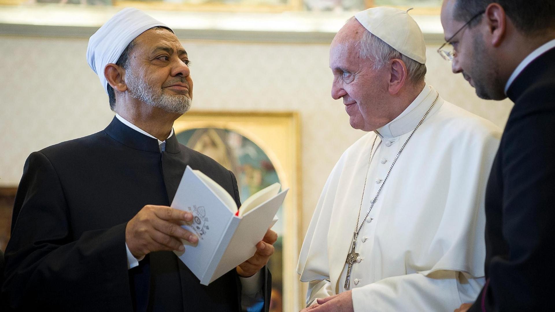 Papst Franziskus und Scheich Ahmad Muhammad al-Tayyib, der Imam der Azhar Moschee bei ihrem Treffen im Vatikan am 23 Mai 2016 Papst Franziskus und Scheich Ahmad Muhammad al-Tayyib, der Imam der Azhar Moschee bei ihrem Treffen im Vatikan am 23 Mai 2016
