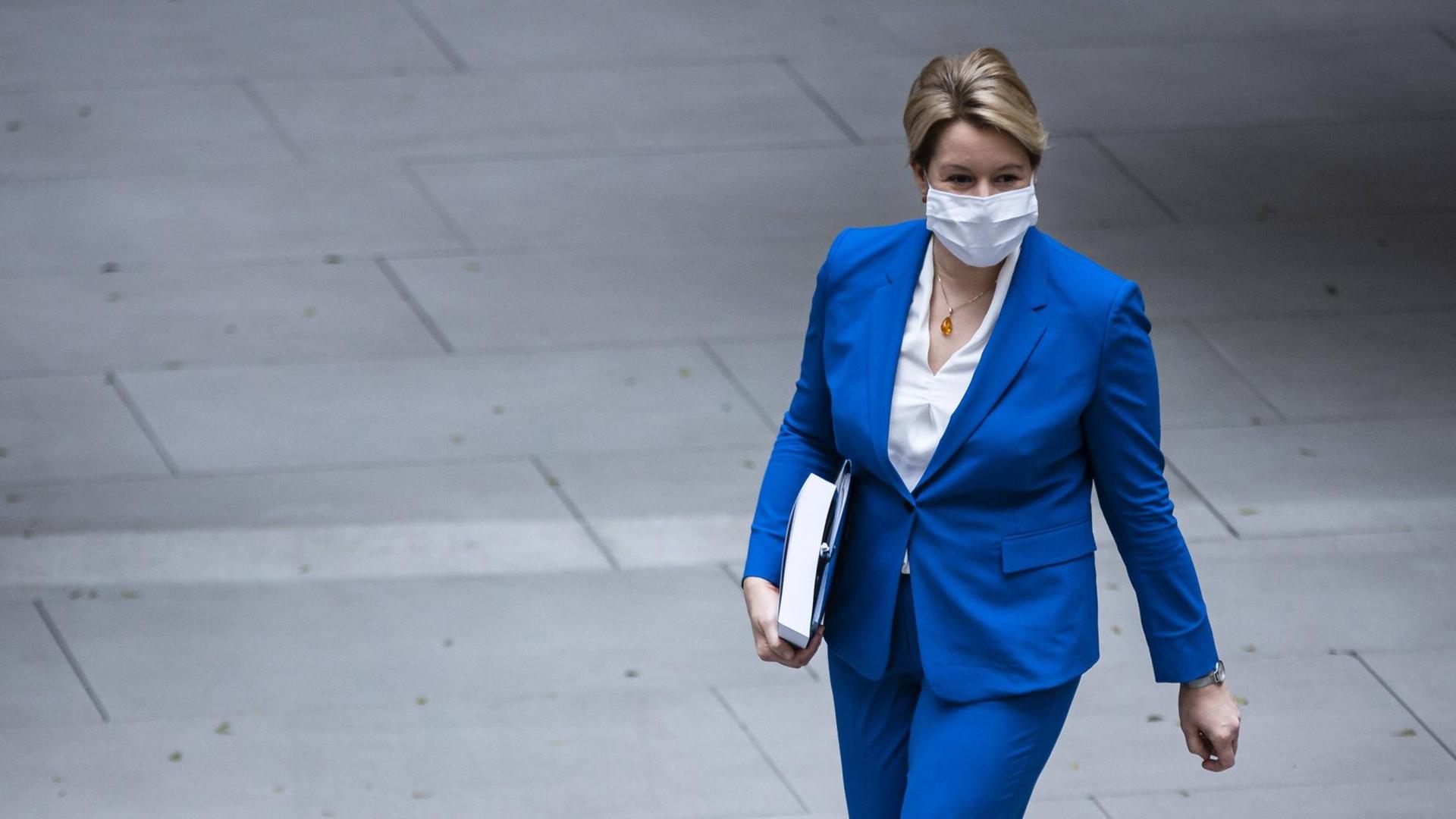 Bundesfamilienministerin Franziska Giffey im blauen Hosenanzug und mit Mund-Nasenschutz. Bundesfamilienministerin Franziska Giffey im blauen Hosenanzug und mit Mund-Nasenschutz.