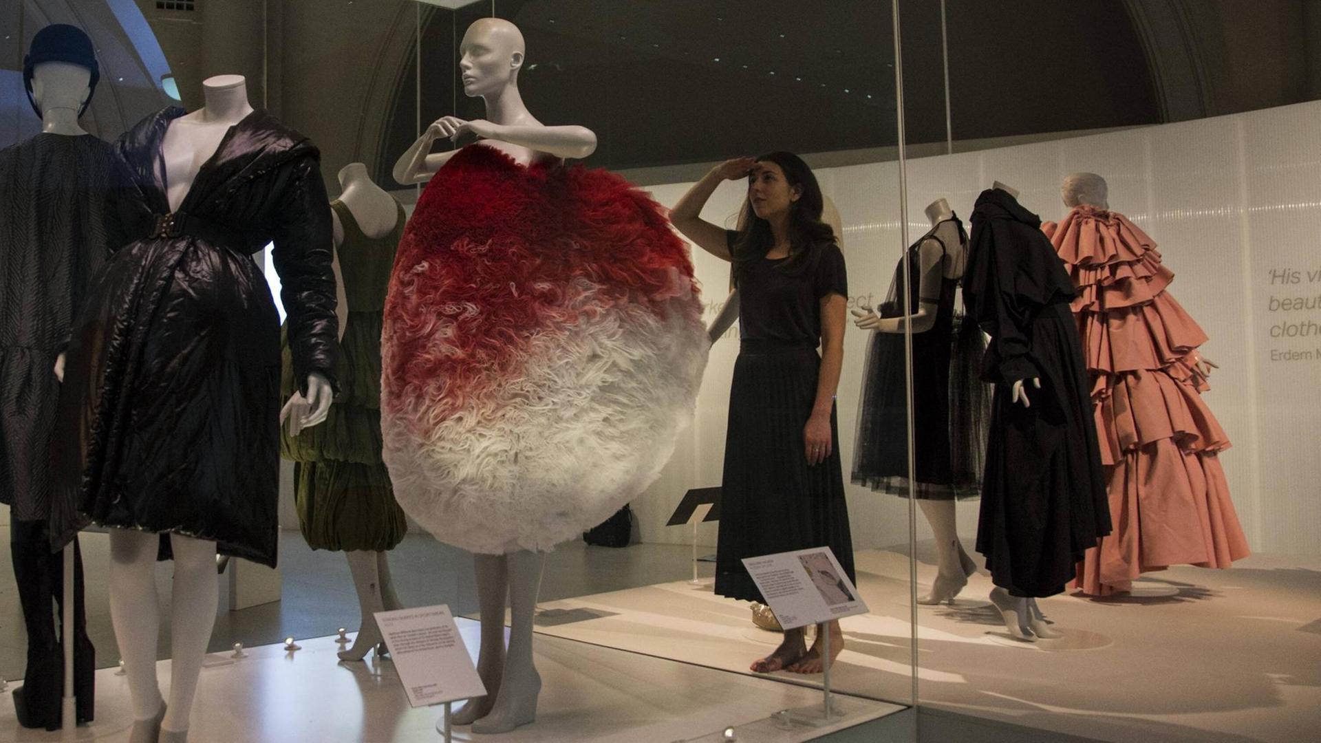 Ausstellung mit Schaufensterpuppen mit Werken des Modedesigners Ausstellung mit Schaufensterpuppen mit Werken des Modedesigners