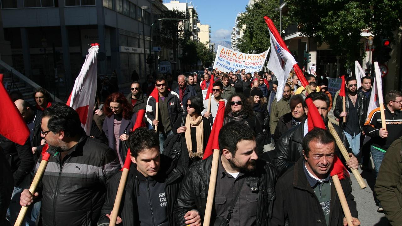 Griechische Protestanten auf einer Demonstration 