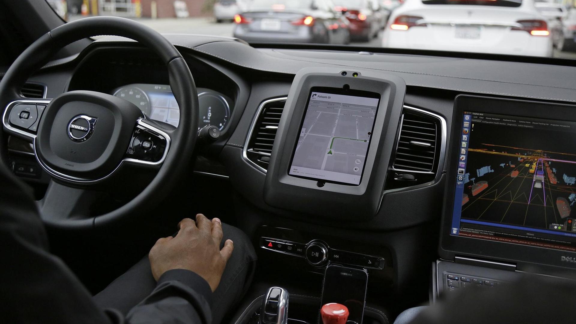 Das Bild zeigt ein selbstfahrendes Auto des Fahrdienst-Vermittlers Uber von innen, die Aufnahme stammt aus dem Jahr 2016. Das Bild zeigt ein selbstfahrendes Auto des Fahrdienst-Vermittlers Uber von innen, die Aufnahme stammt aus dem Jahr 2016.