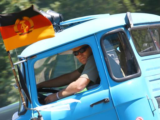 Teilnehmer des 13. Internationalen Ostblock-Fahrzeugtreffens sind auf dem ehemaligen Armeegelände bei Pütnitz (Mecklenburg-Vorpommern) unterwegs. Es nahmen insgesamt etwa 2.500 Fahrzeuge an dem nostalgischen Treffen teil.