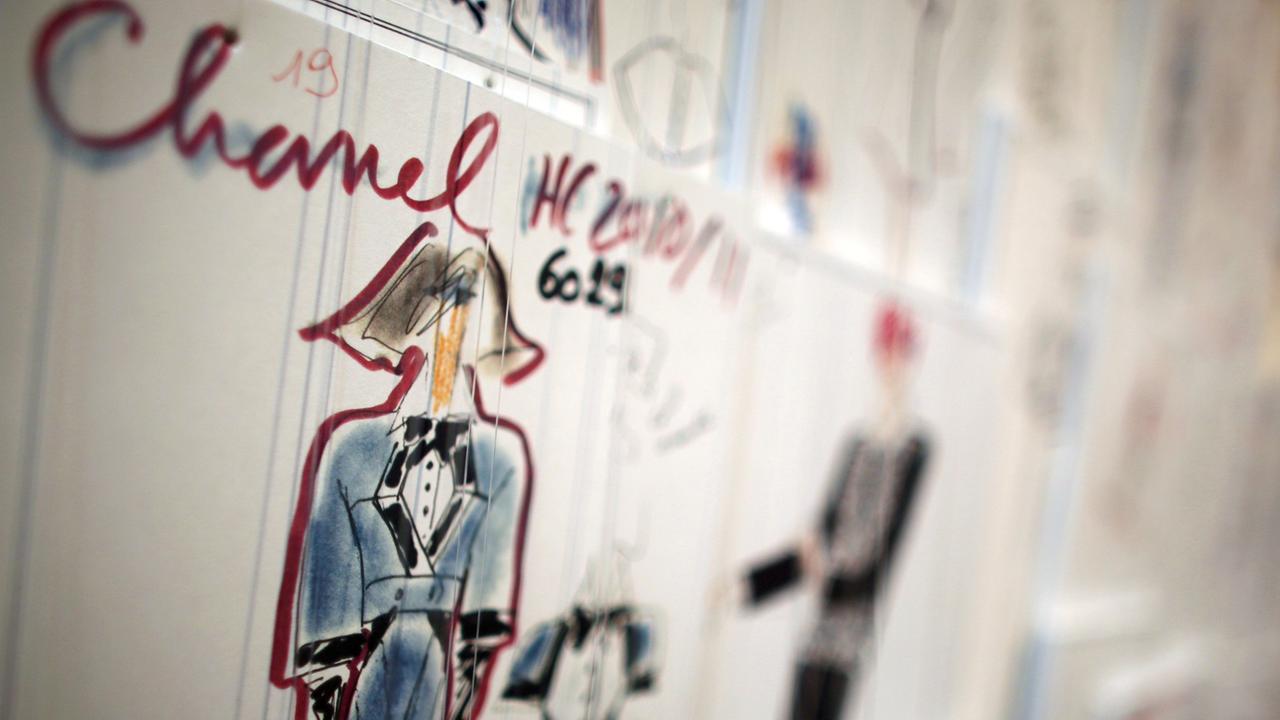 Skizzen für Entwürfe von Karl Lagerfeld hängen am 25.03.2015 in Bonn (Nordrhein-Westfalen) in der Bundeskunsthalle. Die Ausstellung "Karl Lagerfeld. Modemethode"