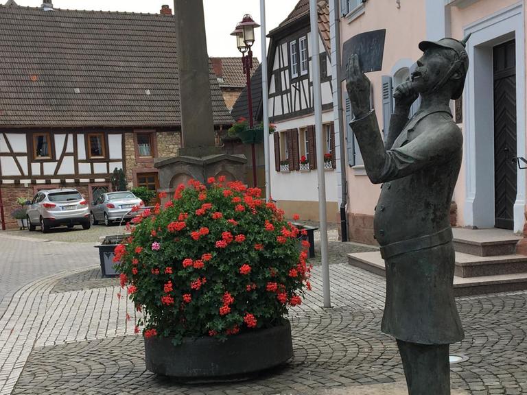 Gemeindediener vor dem alten Göllheimer Rathaus