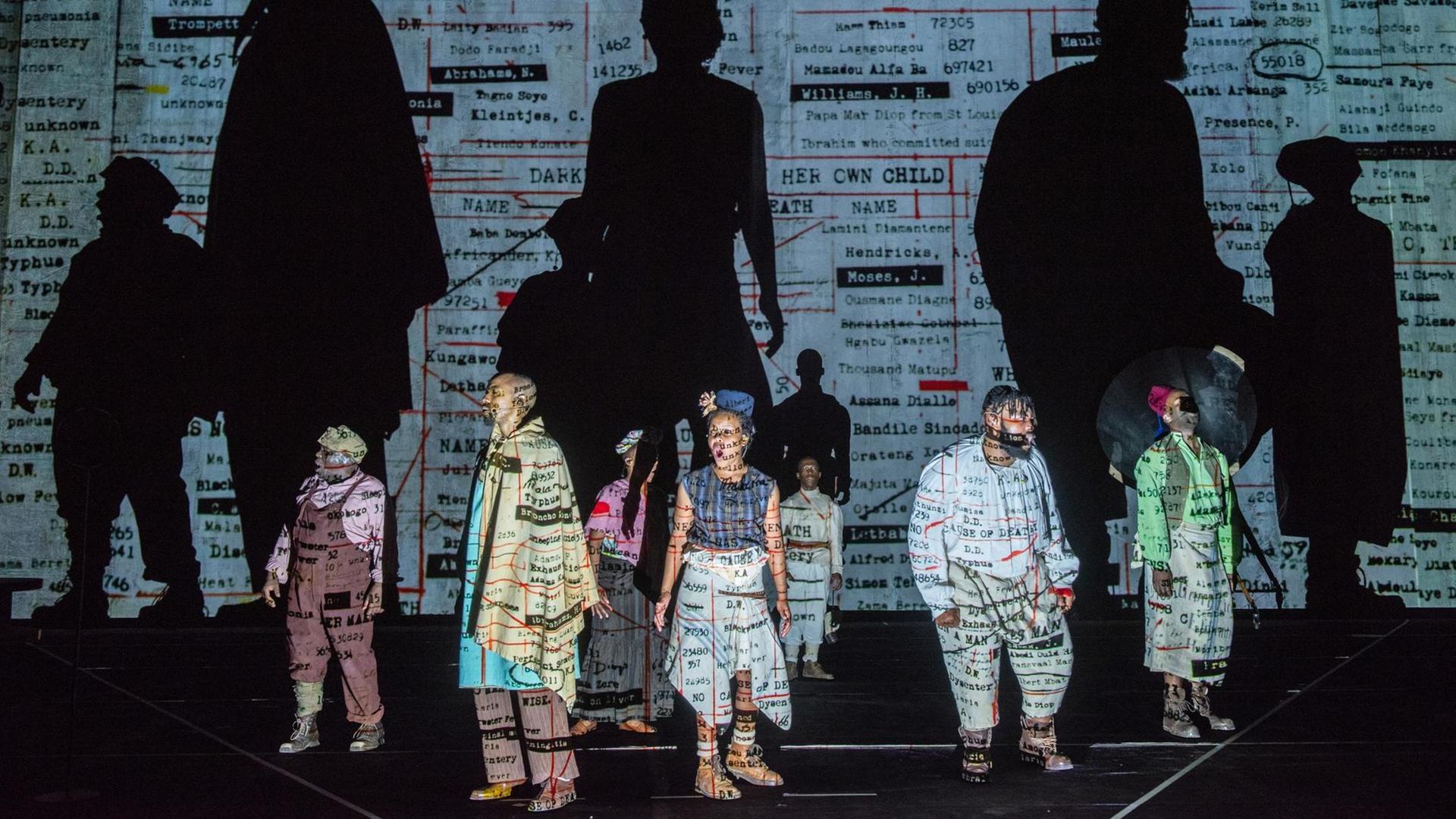 Das Foto zeigt das Musiktheaterstück "The Head and the Load" unter der Regie von W. Kentridge bei der Ruhrtriennale.