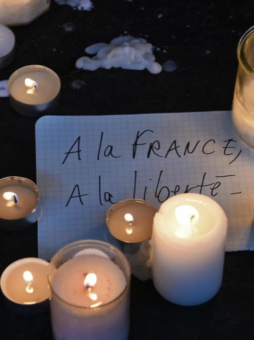 Kerzen vor dem Restraurant "Le Petit Cambodge" in Paris, wo sich einer der Anschläge in der französischen Haupstadt ereignete.