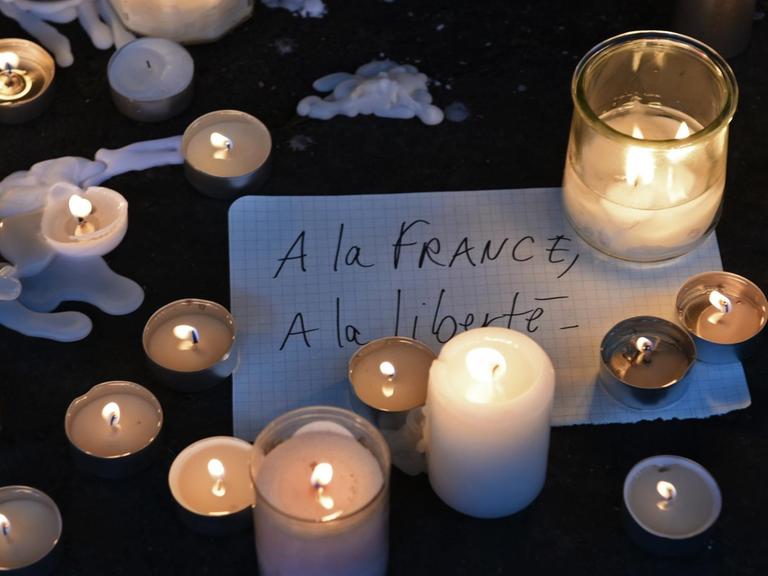 Kerzen vor dem Restraurant "Le Petit Cambodge" in Paris, wo sich einer der Anschläge in der französischen Haupstadt ereignete.
