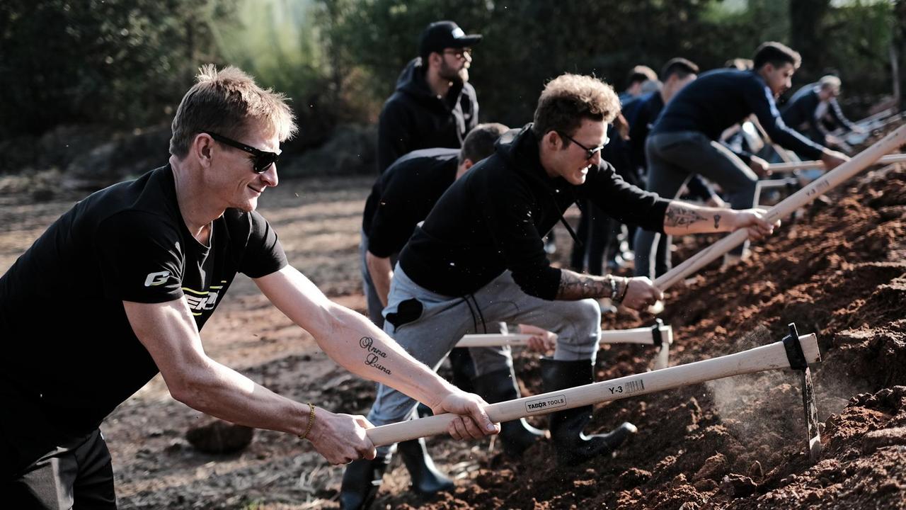 Teambuilding der Israel Cycling Academy in Tel Aviv: Andre Greipel und Andere schaufeln Erde. Teambuilding der Israel Cycling Academy in Tel Aviv: Andre Greipel und Andere schaufeln Erde.