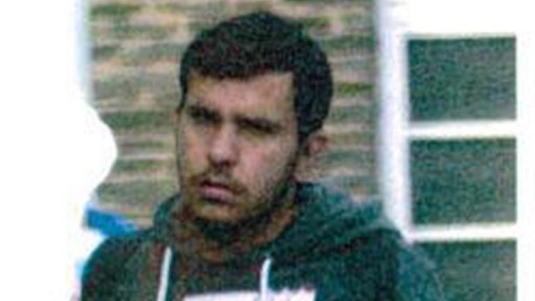 Das Bild ist grob gepixelt und zeigt den Kopf al-Bakrs vor einer Häuserwand. Das Bild ist grob gepixelt und zeigt den Kopf al-Bakrs vor einer Häuserwand.