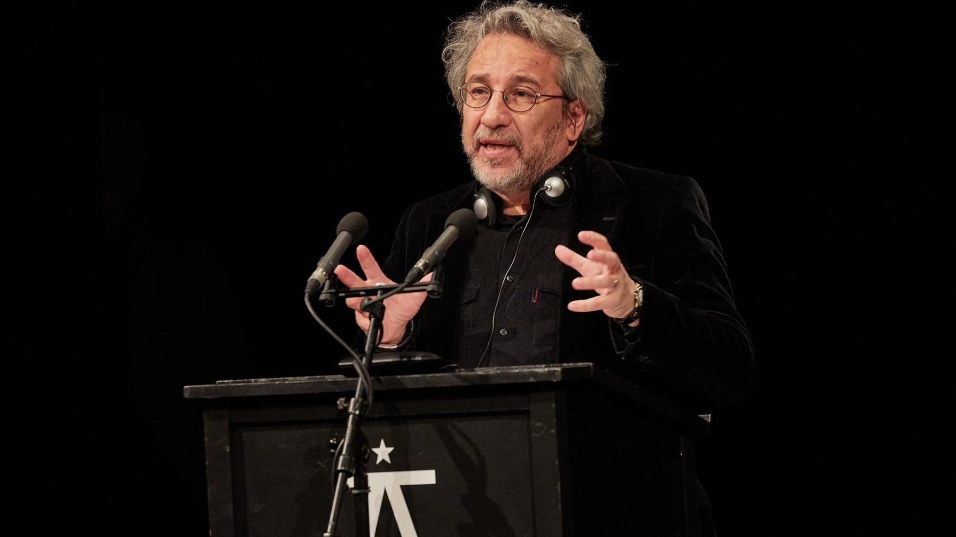 Der ehemalige Chefredakteur der Zeitung «Cumhuriyet», der türkische Journalisten Can Dündar, hält am 21.01.2018 im Thalia Theater in Hamburg eine Rede zur Eröffnung der Hamburger Lessingtage. Foto: Georg Wendt/dpa | Verwendung weltweit Der ehemalige Chefredakteur der Zeitung «Cumhuriyet», der türkische Journalisten Can Dündar, hält am 21.01.2018 im Thalia Theater in Hamburg eine Rede zur Eröffnung der Hamburger Lessingtage. Foto: Georg Wendt/dpa | Verwendung weltweit