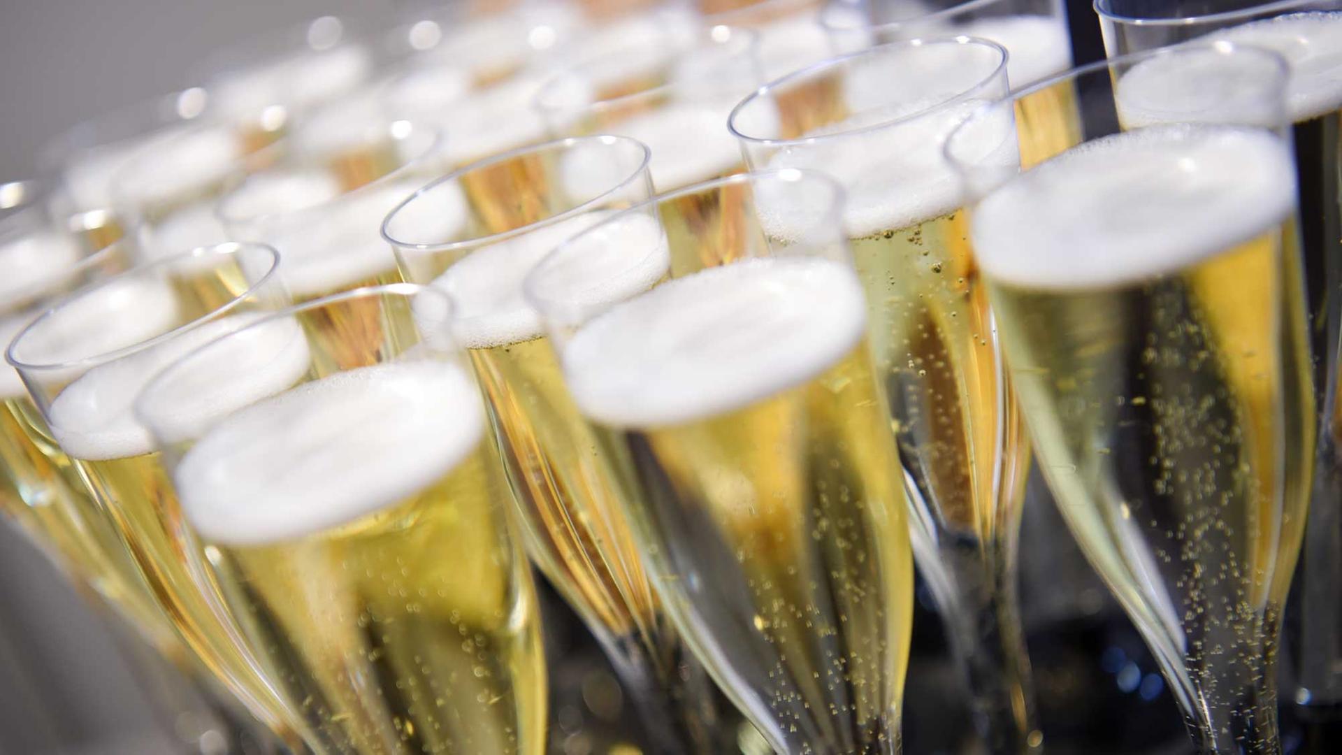 Alkoholfreier Sekt perlt am 26.02.2016 bei einem Betriebsempfang in Frankfurt am Main (Hessen) in Gläsern. Alkoholfreier Sekt perlt am 26.02.2016 bei einem Betriebsempfang in Frankfurt am Main (Hessen) in Gläsern.