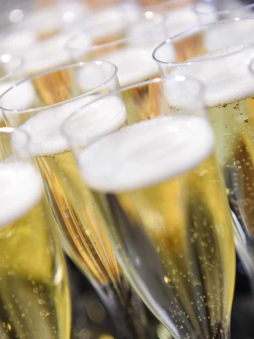 Alkoholfreier Sekt perlt am 26.02.2016 bei einem Betriebsempfang in Frankfurt am Main (Hessen) in Gläsern.