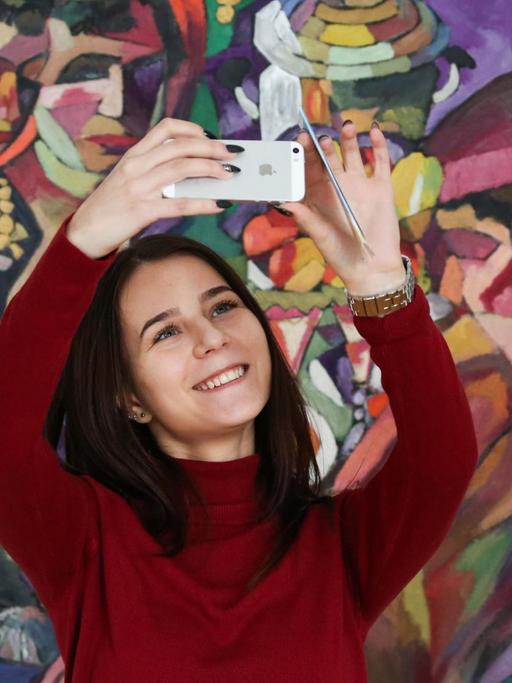 Eine Besucherin des Ryazan Kunst Museums macht ein Selfie.