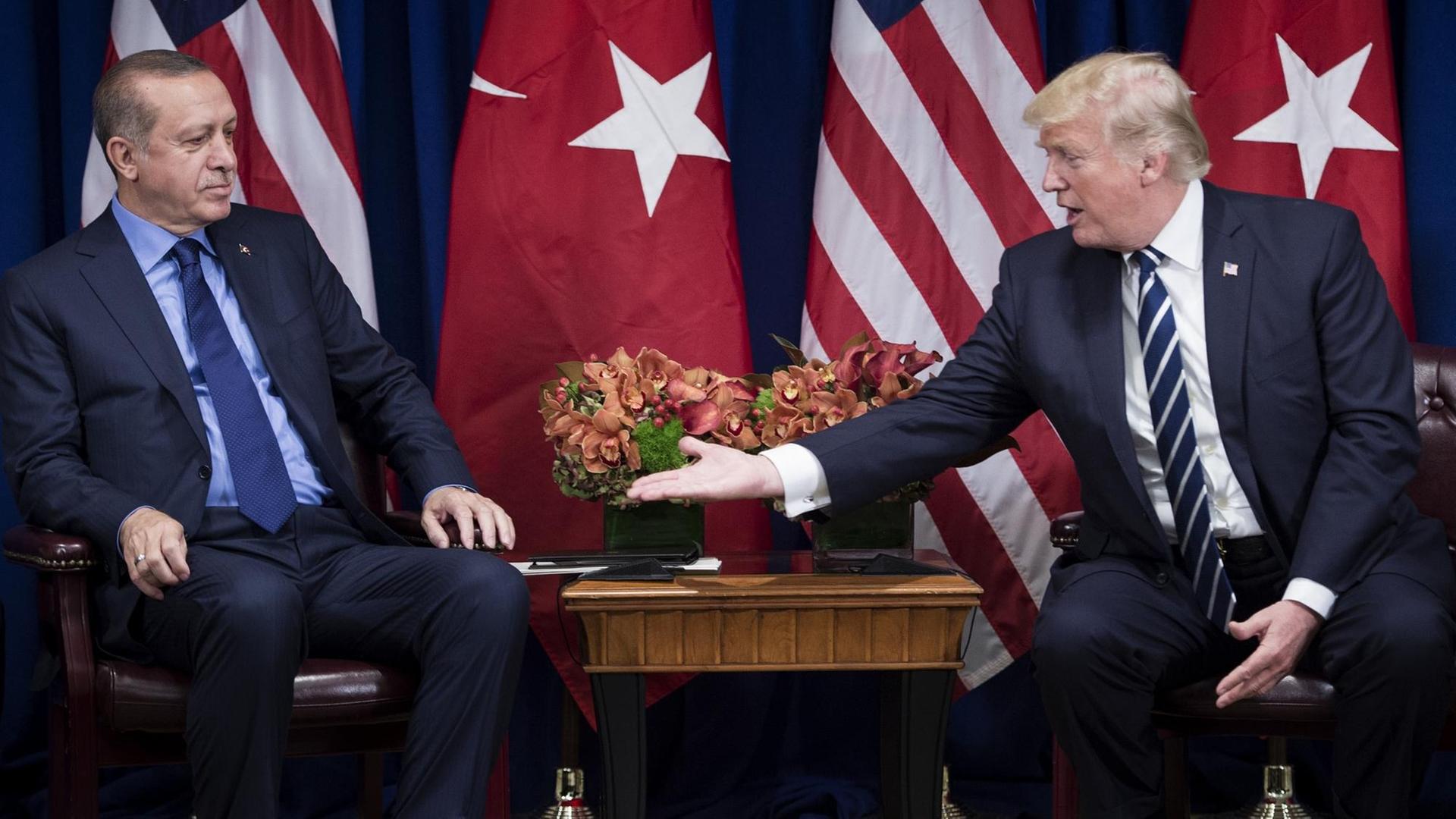 Der türkische Präsident Recep Tayyip Erdogan mit US-Präsident Donald Trump im September 2017 in New York anlässlich der UN-Generalversammlung Der türkische Präsident Recep Tayyip Erdogan mit US-Präsident Donald Trump im September 2017 in New York anlässlich der UN-Generalversammlung