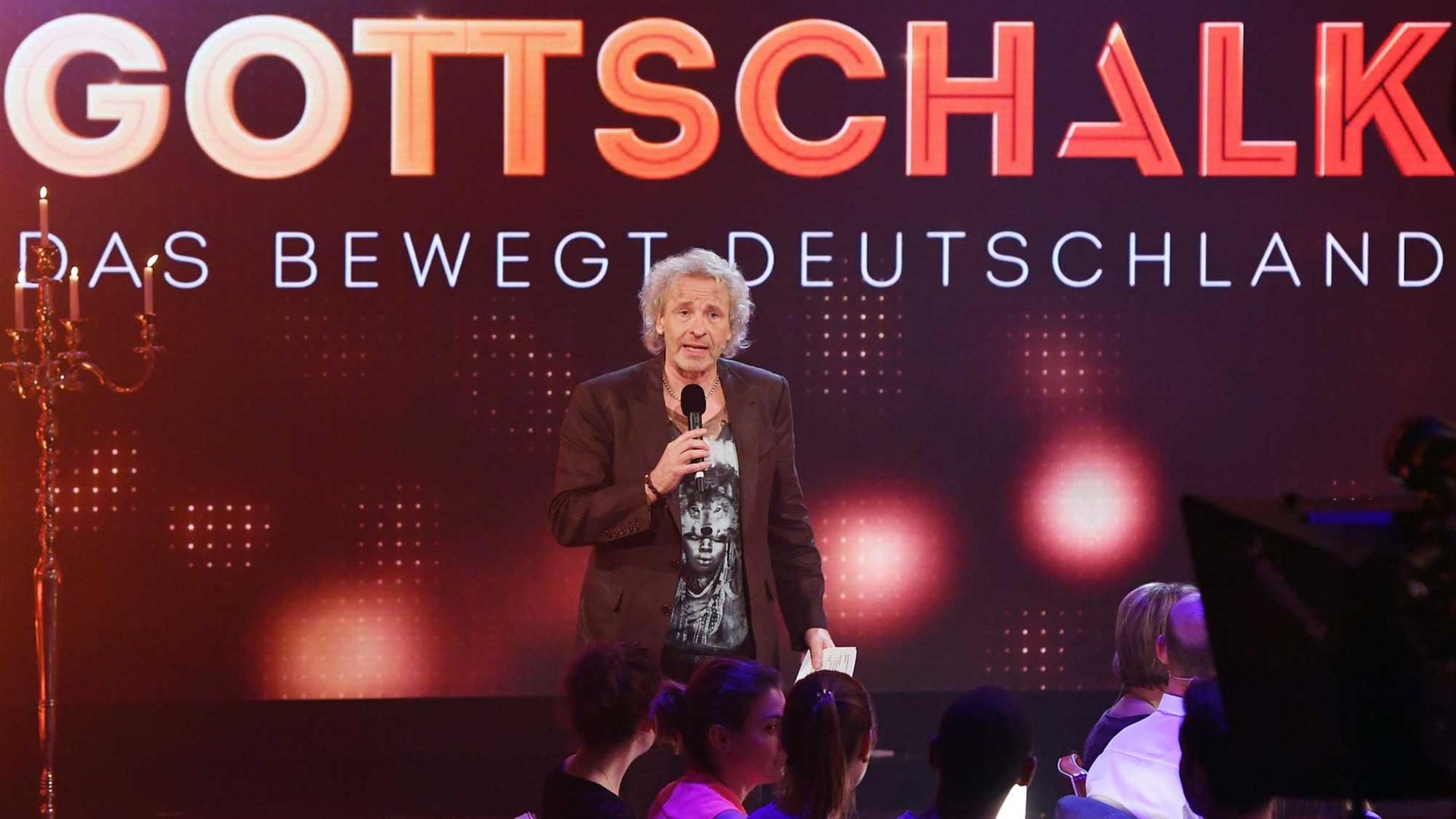 Thomas Gottschalk moderierend auf der Bühne seiner neuen Sonntagabend-Show "Das bewegt Deutschland" Thomas Gottschalk moderierend auf der Bühne seiner neuen Sonntagabend-Show "Das bewegt Deutschland"