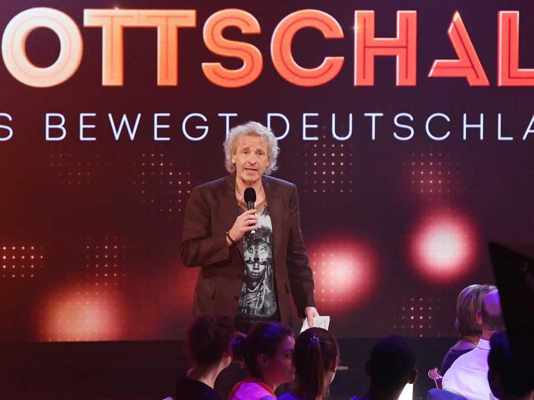 Thomas Gottschalk moderierend auf der Bühne seiner neuen Sonntagabend-Show "Das bewegt Deutschland"