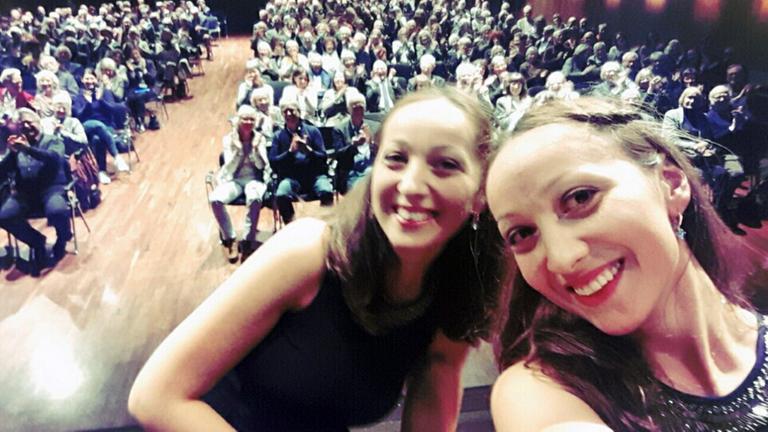 Ein Selfie der Klavierzwillinge Ani und Nia Sulkhanishvili mit Konzertpublikum im Deutschlandfunk Kammermusiksaal