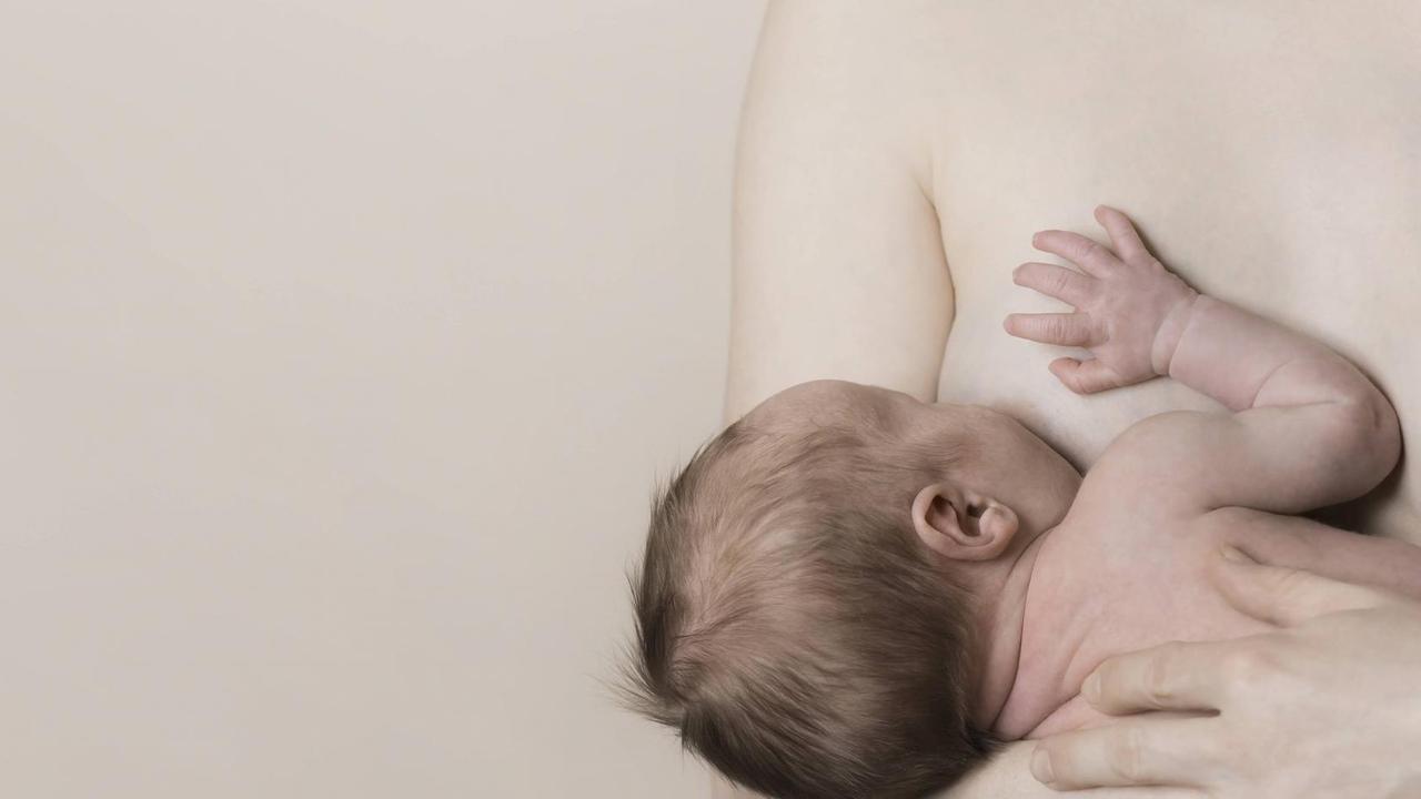 Frau stillt 2 Wochen alten Jungen Frau stillt 2 Wochen alten Jungen