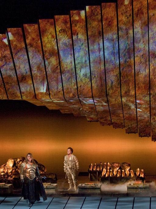 Eric Owens als Alberich, Bryn Terfel als Wotan, and Richard Croft als Loge in der Schmiede, in der viele goldene Teile aufbewahrt werden.