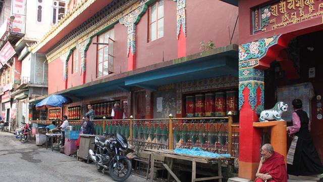 Auf dem Weg zum Dalai-Lama-Palast liegt ein kleiner buddhistischer Tempel.
