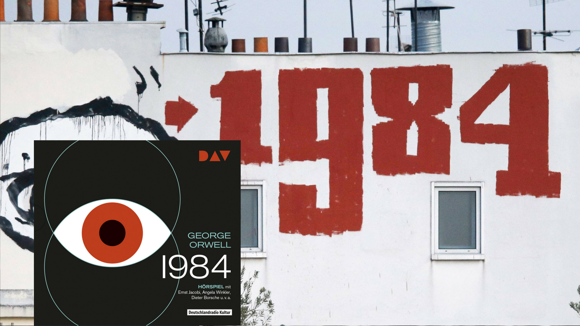 Cover der Neuauflage des RIAS Hörspiels von 1977 vor einem Foto einer Hauswand mit dem Schriftzug "1984".