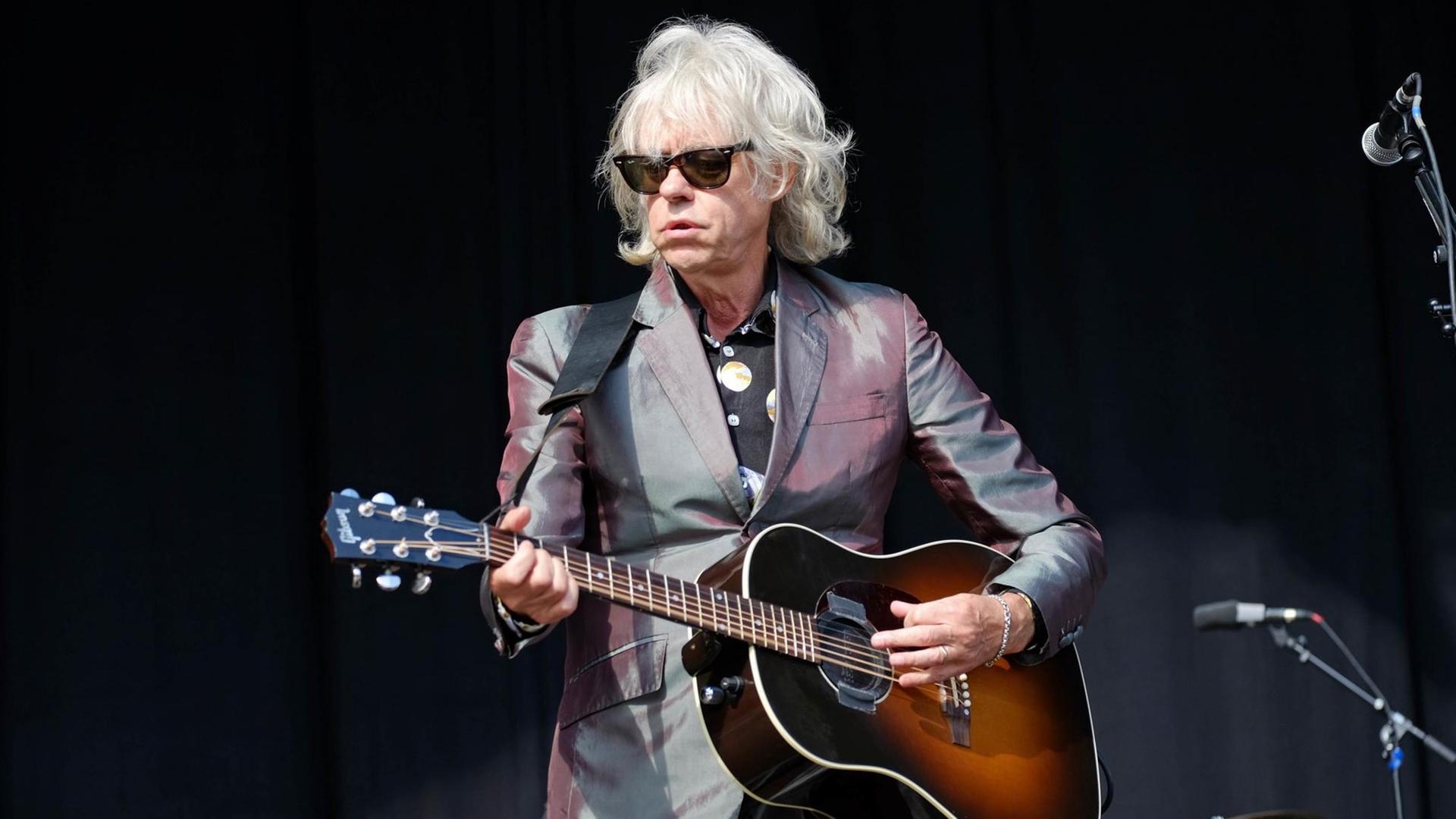 Das Foto zeigt den Musiker Bob Geldof mit einer Gitarre auf der Bühne bei einem Konzert 2017 in Uelzen. Das Foto zeigt den Musiker Bob Geldof mit einer Gitarre auf der Bühne bei einem Konzert 2017 in Uelzen.