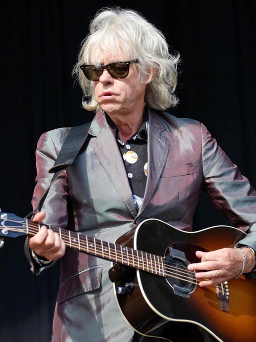 Das Foto zeigt den Musiker Bob Geldof mit einer Gitarre auf der Bühne bei einem Konzert 2017 in Uelzen.