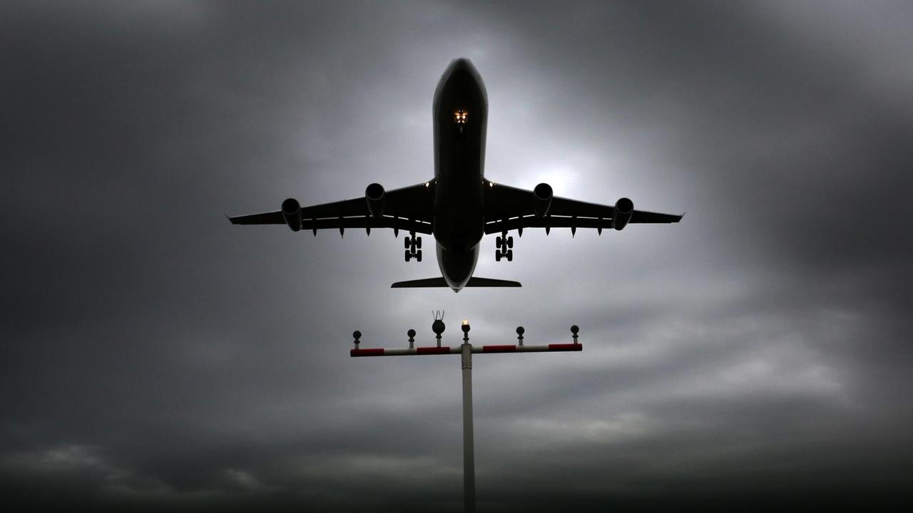 Ein Flugzeug beim Landevorgang am Flughafen Frankfurt. Ein Flugzeug beim Landevorgang am Flughafen Frankfurt.