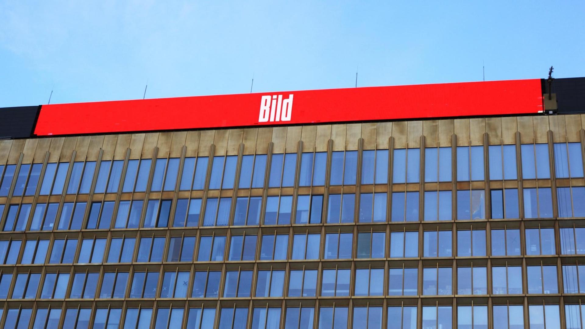 Auf dem Axel-Springer-Hochhaus in Berlin ist der Schriftzug der "Bild"-Zeitung als Leuchtschrift auf einer riesigen Digitalanzeige zu sehen. Auf dem Axel-Springer-Hochhaus in Berlin ist der Schriftzug der "Bild"-Zeitung als Leuchtschrift auf einer riesigen Digitalanzeige zu sehen.