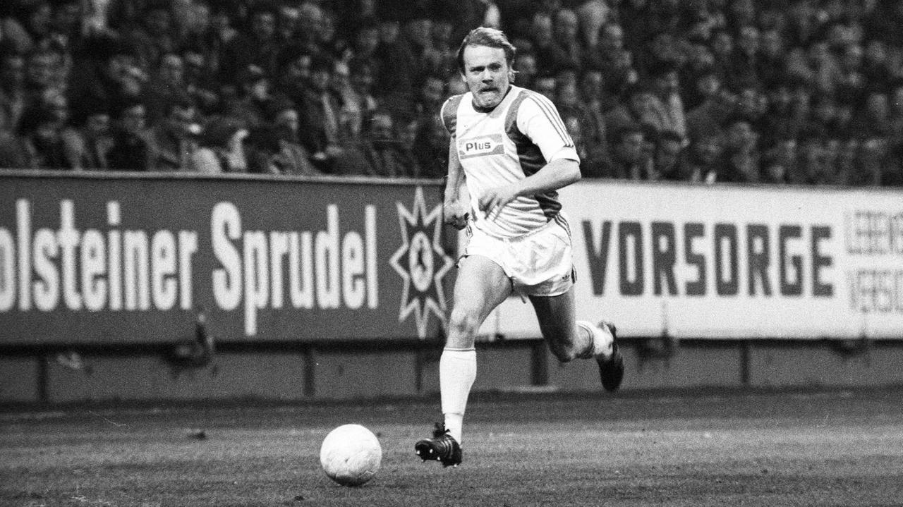 Schwarzweißfoto von Hermann Gerland, der beherzt den Ball spielt Schwarzweißfoto von Hermann Gerland, der beherzt den Ball spielt