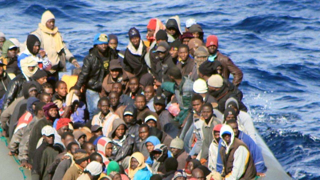 Wer Flüchtlinge in Not auf hoher See entdeckt, muss sie auch als privater Schiffseigner retten. Wer Flüchtlinge in Not auf hoher See entdeckt, muss sie auch als privater Schiffseigner retten.