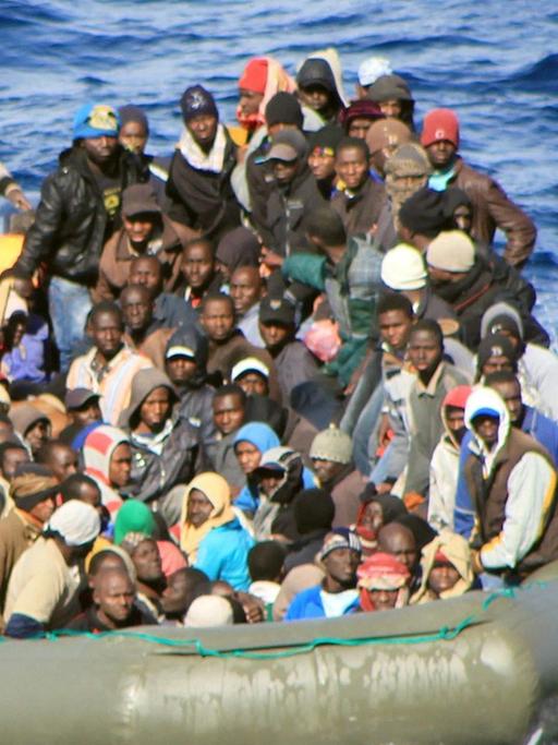 Schlauchboot treibt mit Flüchtlingen aus Afrika auf dem Mittelmeer.