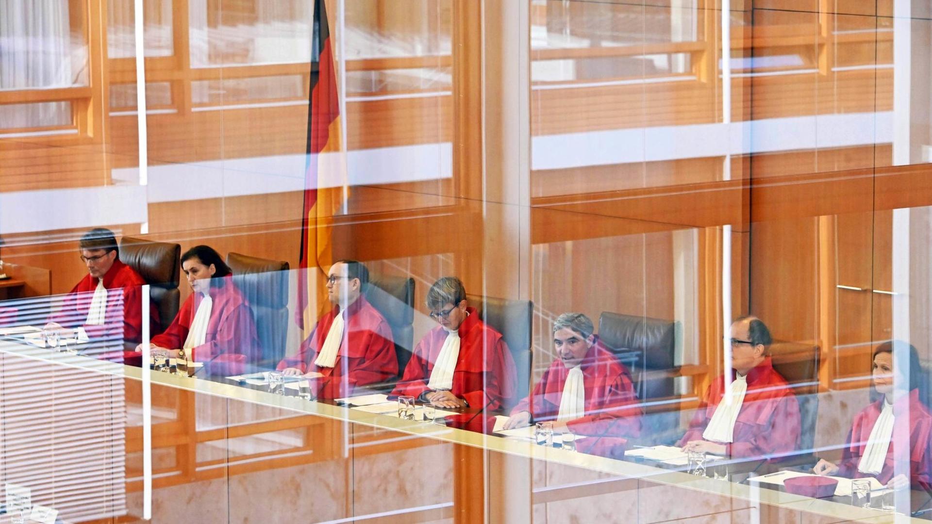 Richter des ersten Senats des Bundesverfassungsgerichts sitzen zu Gericht Richter des ersten Senats des Bundesverfassungsgerichts sitzen zu Gericht