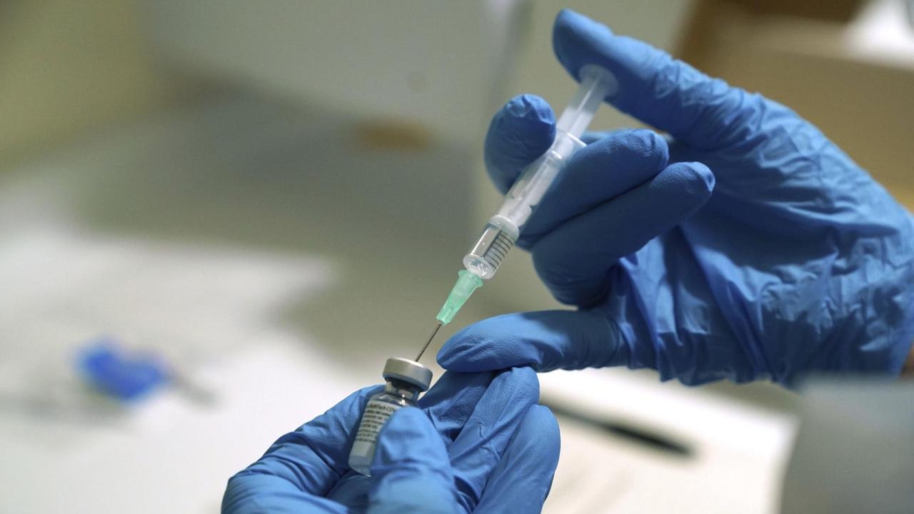 Eine Impfung mit dem Pfizer/Biontech-Impfstoff wird vorbereitet. Dazu wird der Stoff mit einer Spritze aufgenommen. Eine Impfung mit dem Pfizer/Biontech-Impfstoff wird vorbereitet. Dazu wird der Stoff mit einer Spritze aufgenommen.