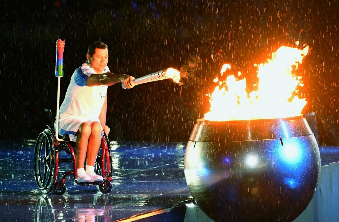 Der brasilianische Schwimmer Clodoaldo Silva entzündet als letzterFackeltgräger das Feuer bei der Eröffnung der Paralympics im Stadion Maracana. Der brasilianische Schwimmer Clodoaldo Silva entzündet als letzterFackeltgräger das Feuer bei der Eröffnung der Paralympics im Stadion Maracana.