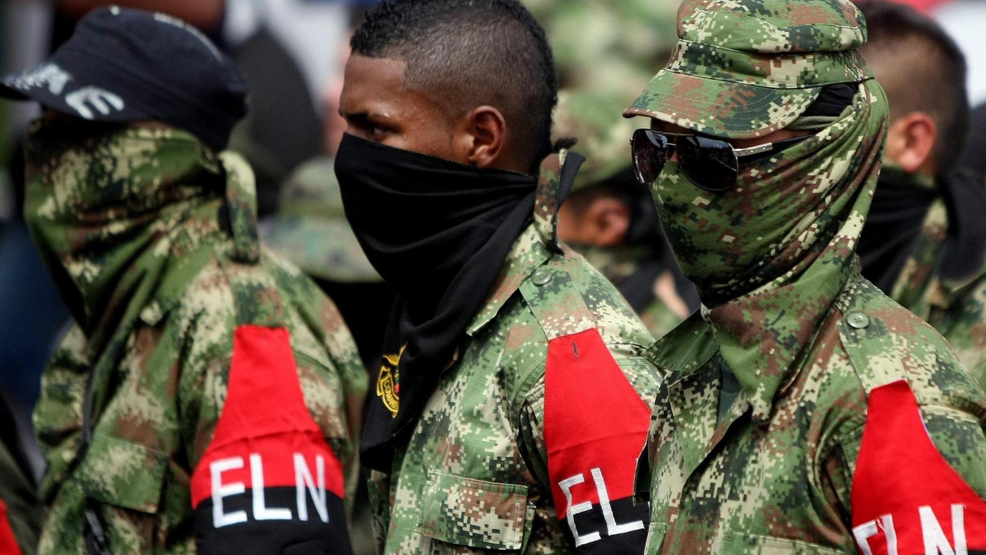 Kämpfer der ELN-Guerilla; sie tragen Tarnanzüge und sind vermummt.